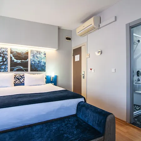 Lapis & Hotel 3*
